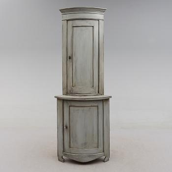 HÖRNSKÅP, 1800-talets mitt.
