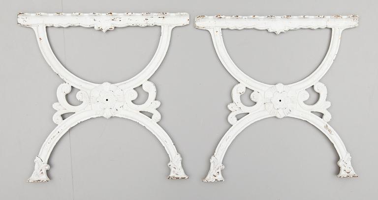 SOFFGAVLAR, till 2 trädgårdssoffor samt BORD, gjutjärn, 1900-talets andra hälft.