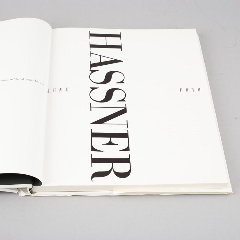 Tiofoto, 2 böcker samt 4 kataloger, några med dedikation.