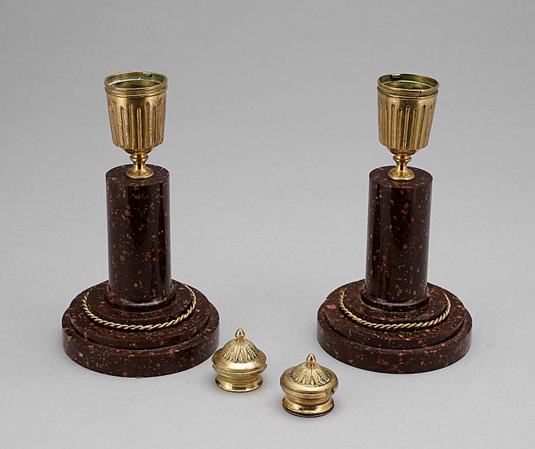 CASSOLETTER, ett par, porfyr, empire, 1800-talets första hälft.