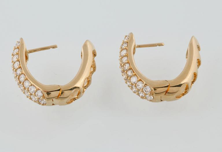 ÖRHÄNGEN, 18K guld med 56 briljantslipade diamanter, 1.44 ct.  Vikt 7,1 gram.