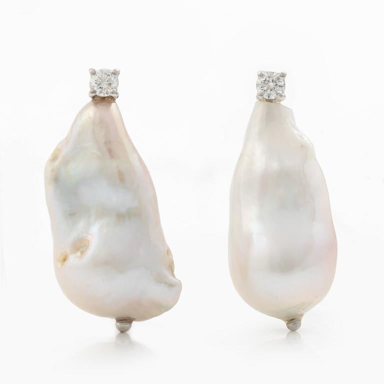 Earrings 18K white gold with cultured baroque-shaped freshwater pearls and brilliant-cut diamonds.