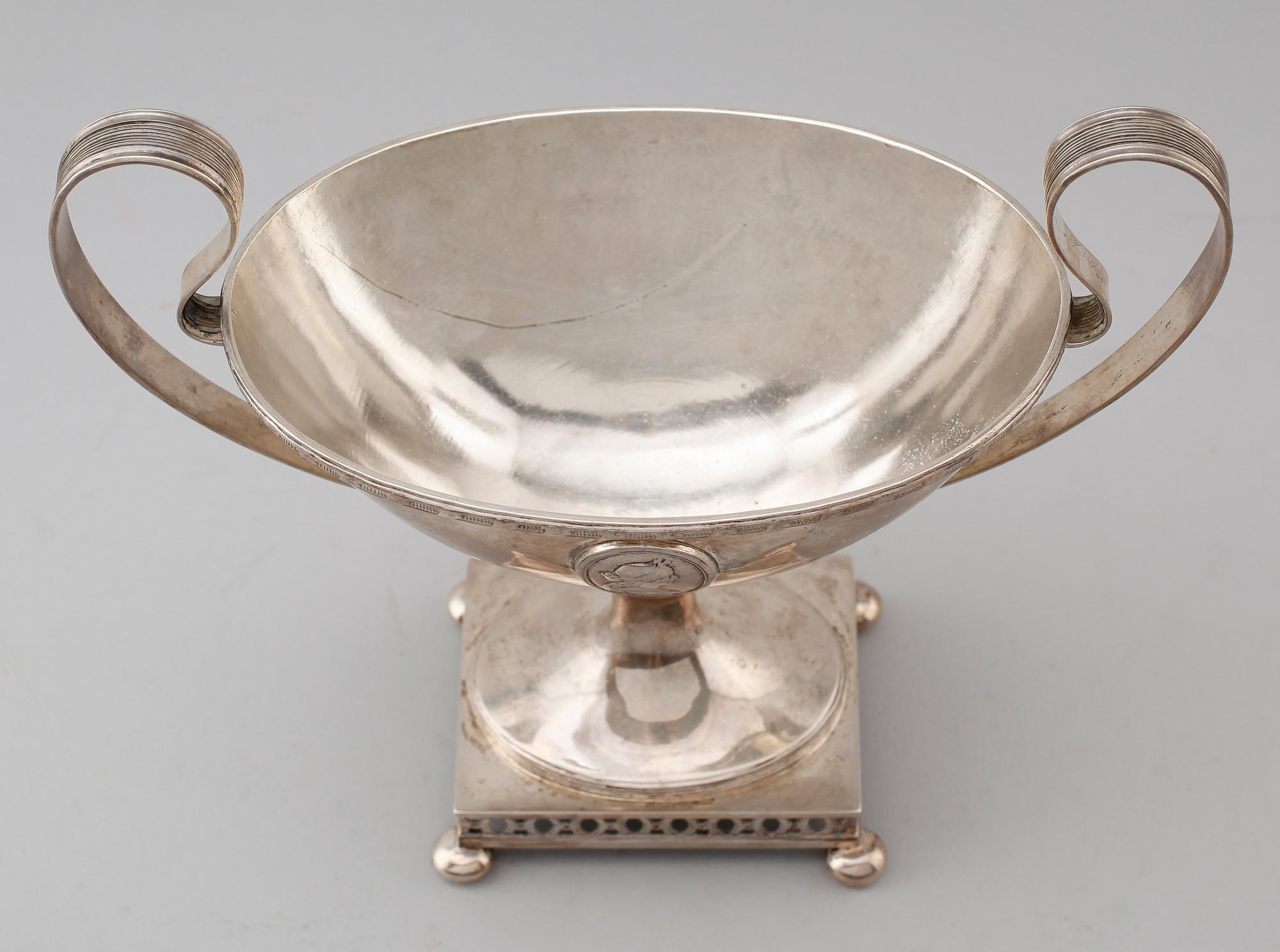 STRÖSOCKERSKÅL, silver, C.G Hallberg, Stockholm 1905. Vikt ca 612 g.