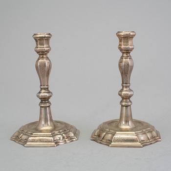 LJUSSTAKAR, ett par lika, silver, otydliga stämplar, 1700-talets andra hälft.