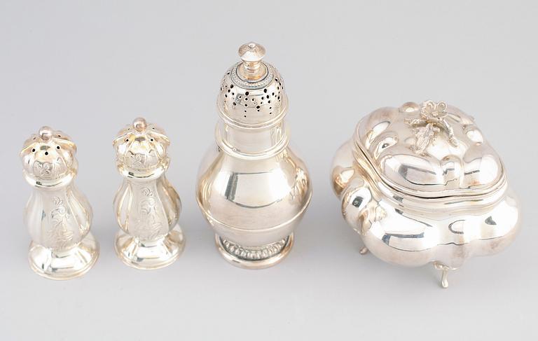 SILVERFÖREMÅL, 4 delar, 1900-talets andra hälft. Total vikt ca 376 g.