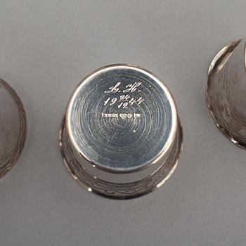 JARDINJÄR samt BÄGARE, 8 st, silver Bl a. CG Hallberg Stockholm 1946. Total vikt 542 gr.