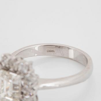 Ring 18K guld med en smaragdslipad diamant 2.04 ct kvalitet J vs1 enligt medföljande IGI certifikat.