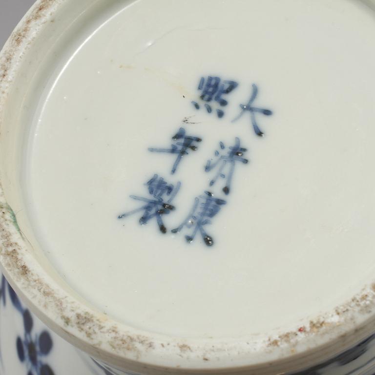 VAS, porslin, Qing dynastin, med Kangxis sex karaktärers märke, 1800-talets andra hälft.