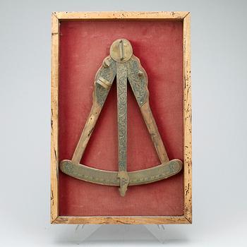OKTANT, i låda som dekoration, 1900-talets första hälft.