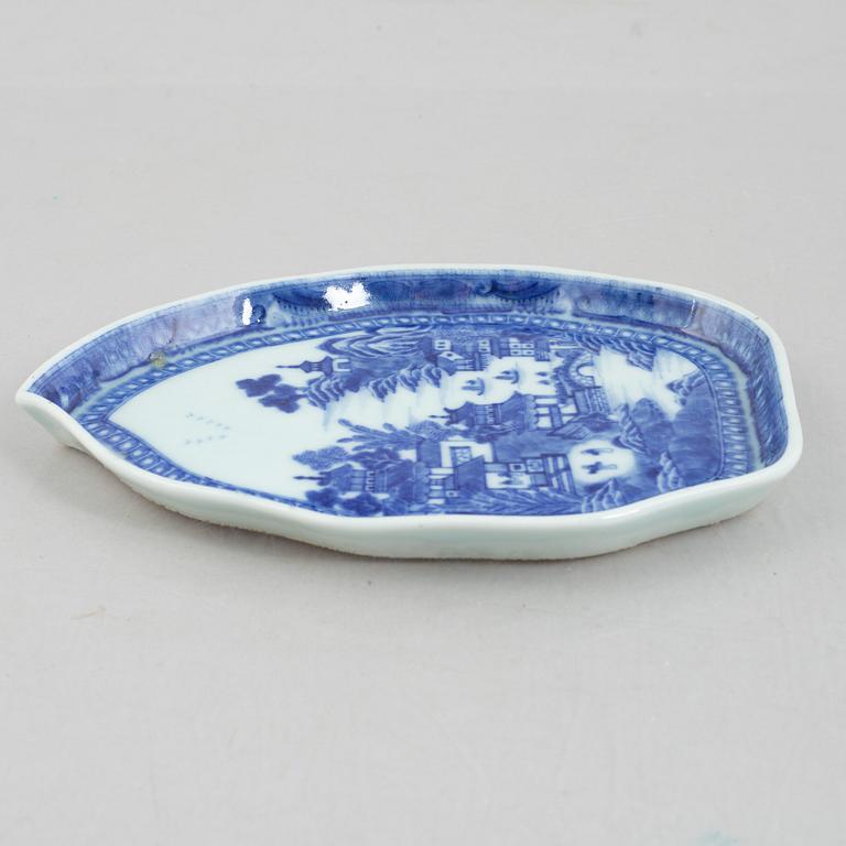 Seven export porcelain serving dishes, China, Jiaqing (1796-1820),.