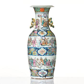 A large famille rose vase, Qing dynasty, 19th century.