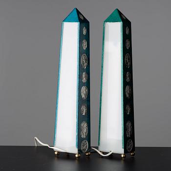 Piero Fornasetti, obelisker / bordslampor, 2 st snarlika, Milano, Italien.