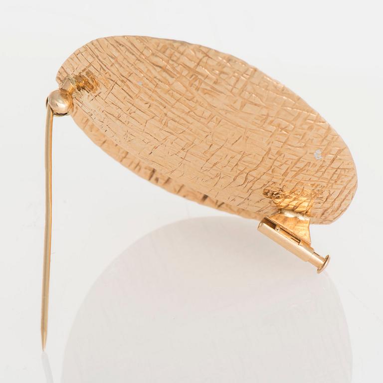 BROSCH, 14K guld, halvpärla, Elis Kauppi, Kupittaan Kulta, Turku 1971. Vikt 7,8 g.