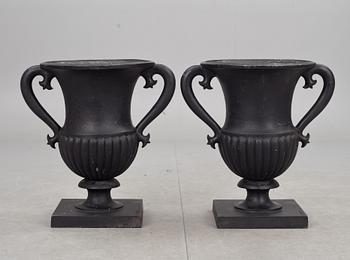 TRÄDGÅRSURNOR, 2 st, sandgjuten aluminium, Byarums Bruk, 1900/2000-tal.
