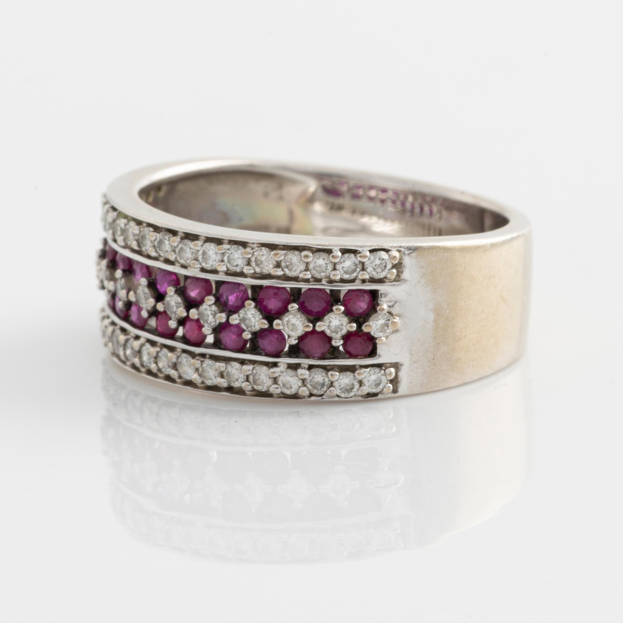 Ring, 18K vitguld med rubiner och briljantslipade diamanter.