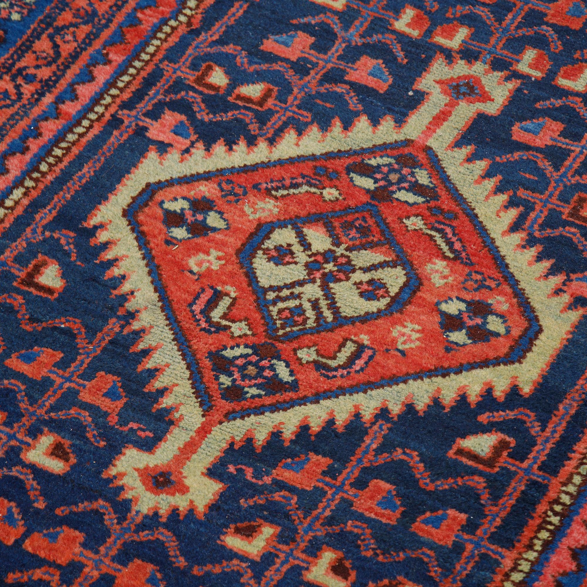 Matto, semi-antique West persian, ca 202 x 108 cm.