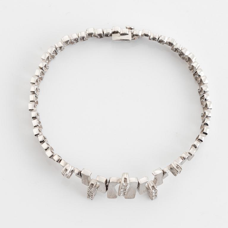18K white gold and brilliant cut diamond bracelet.