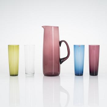 12 glas, Tapio Wirkkala, modell 2204 och tillbringare, Erkki Vesanto, modell 2438. Iittala.