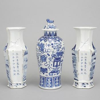 LOCKURNA samt VASER, 2 st, porslin, Kina. 1800/1900-tal.