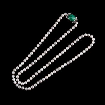 54. A NECKLACE, cultivated pearls Ø 6 mm, clasp with a cabochon cut emerald c. 13.5 ct, 16 x 14 mm.