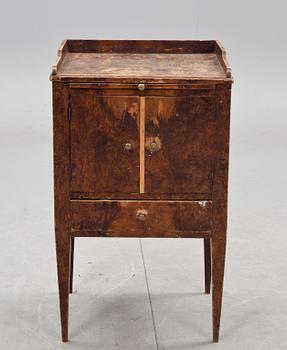 POTTSKÅP, sengustavianskt, omkring 1800.