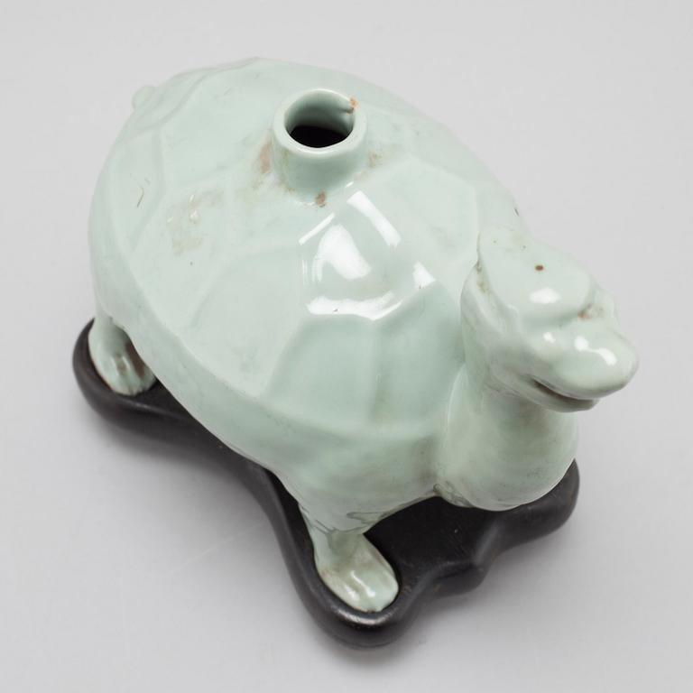 A celadon glazed water dropper, Qing dynasty (1644-1912).