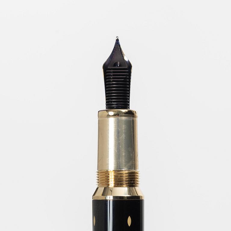 A Montblanc fountain pen, limited edition 'Queen Elizabeth I' from the series 'Patrons of Art'.