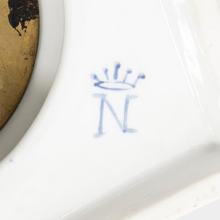 Urnor ett par Capo Di Monte, Napoli-liknande märkning, Italien, 1900-tal porslin.