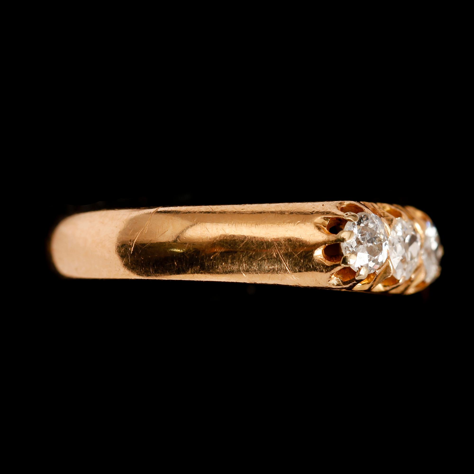 RING, 18 k guld, 3 briljantslipade diamanter totalt ca 0.70 ct, svenska stämplar. Total vikt ca 5 gram.