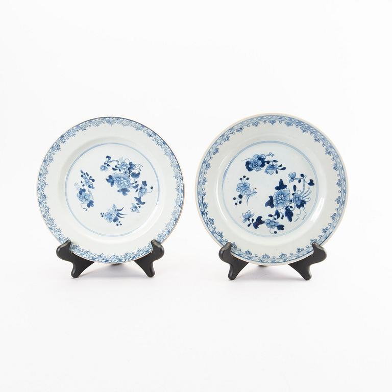 A set of twelve Chinese porcelain plates around 1800.