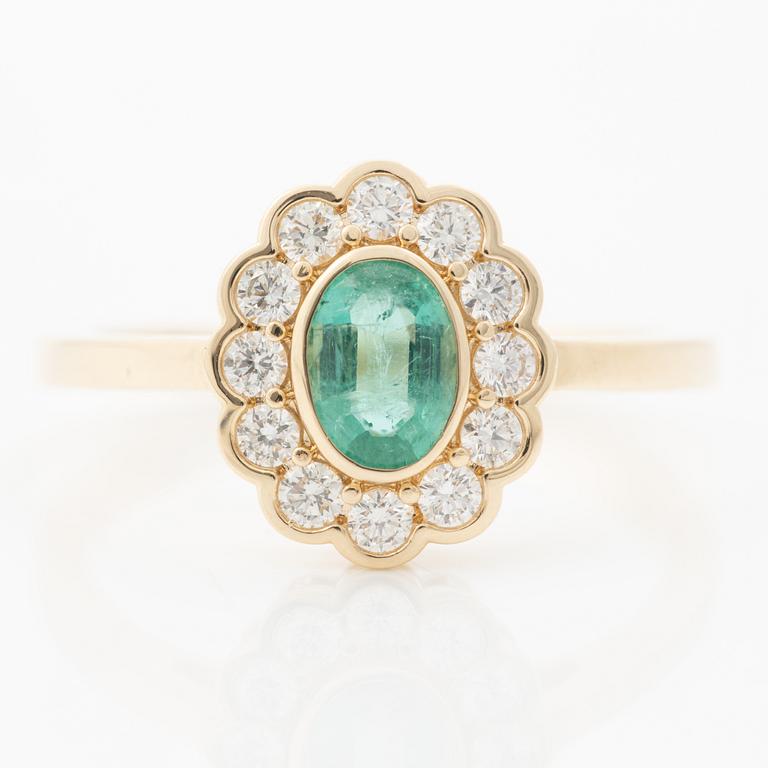 Carmósé ring, 14K gold with emerald and brilliant-cut diamonds.