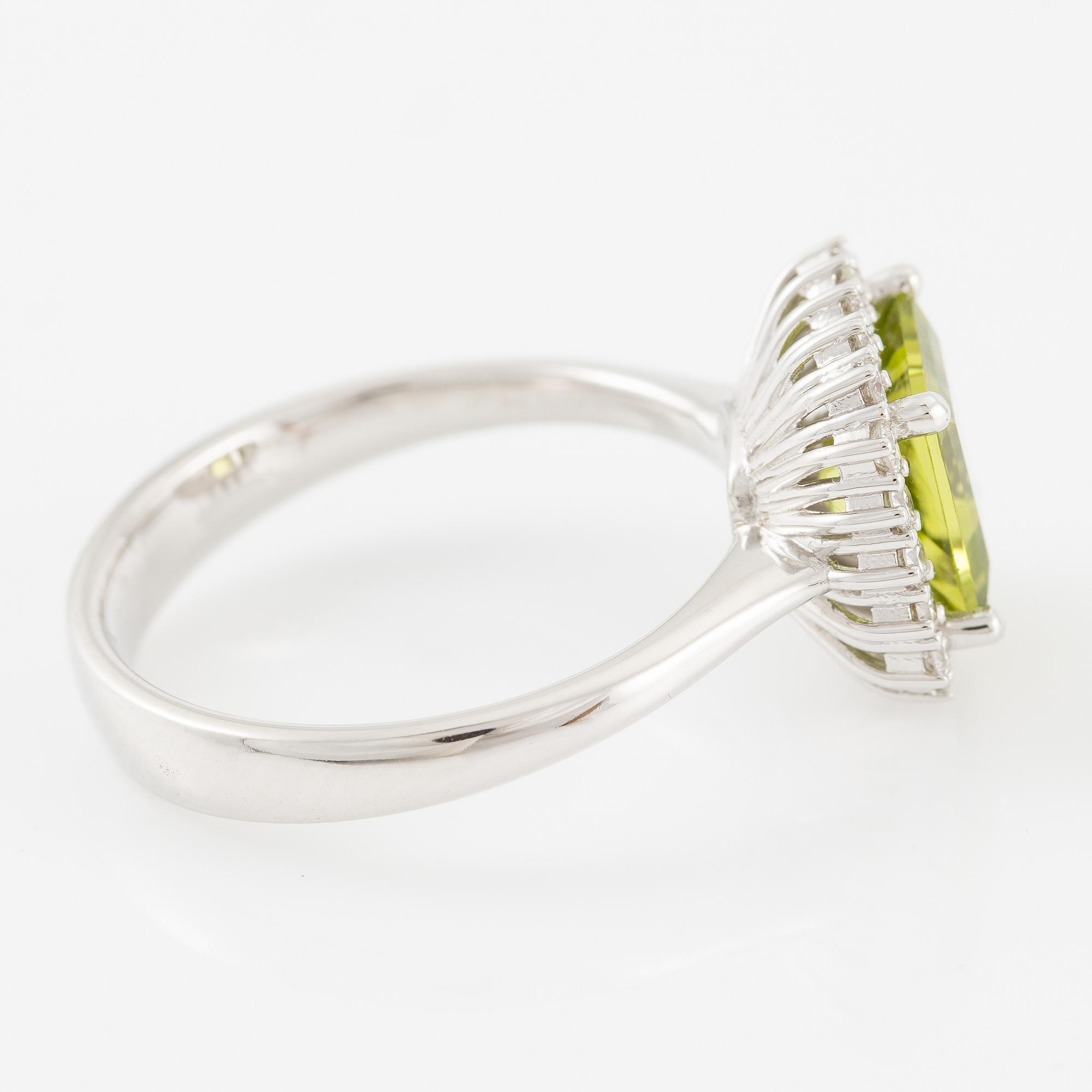 Ring 18K white gold with peridot and brilliant-cut diamonds.