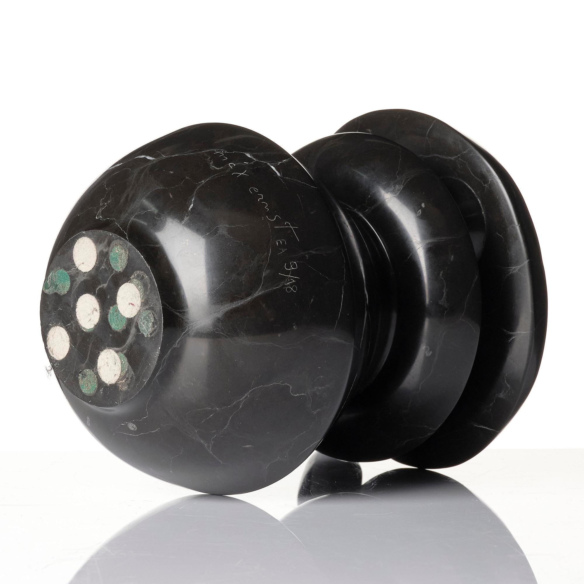 Max Ernst, "Petite torture sur socle rond".