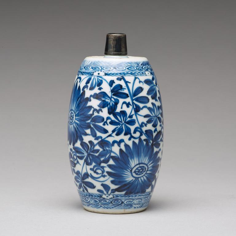 A blue and white Genever bottle, Qing dynasty, Kangxi (1662-1722).