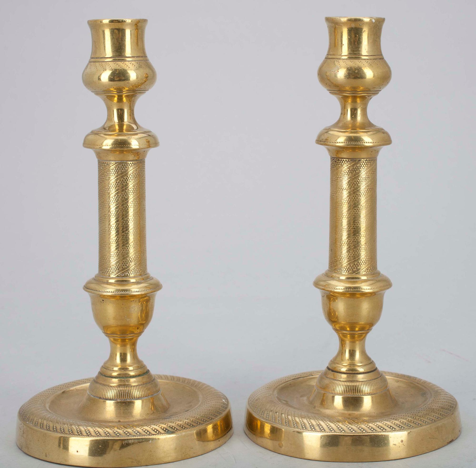 LJUSSTAKAR ETT PAR, mässing, 1800-talets mitt. FLASKA, tenn 1700-tal.