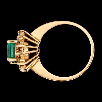 RING, 18 k guld, smaragd och briljantslipade diamanter. Total vikt 7 g.