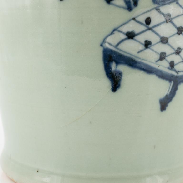 A Chinese porcelain vase, Qing dynasty, late 19th Century.