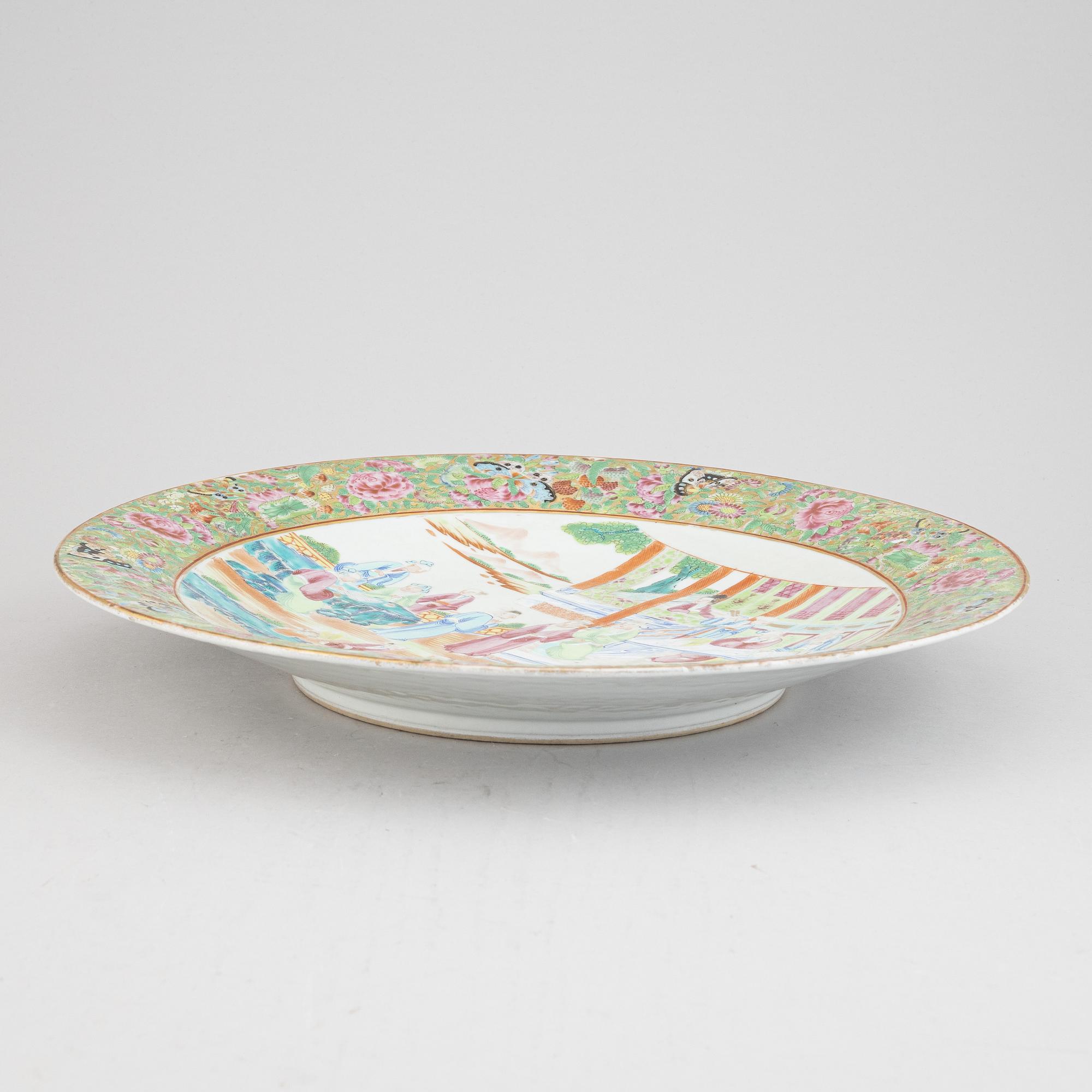 A large chinese Canton dish, Qing Dynasty, 19th century.