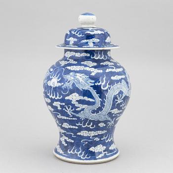 A blue and white jar with cover, Qing dynasty, 19th Century.