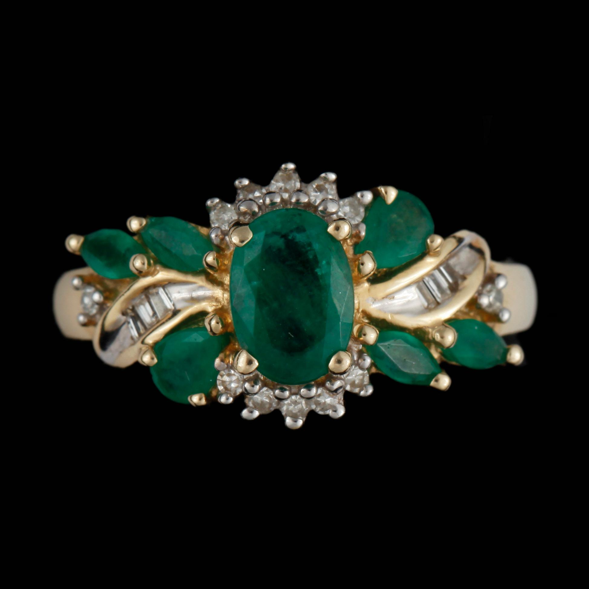 RING, 14k guld med 7 smaragder och bl.a. små briljantslipade diamanter. Vikt ca 3,8 gram.