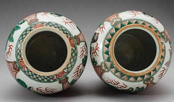 A set of two Wucai jar, Qing dynasty.