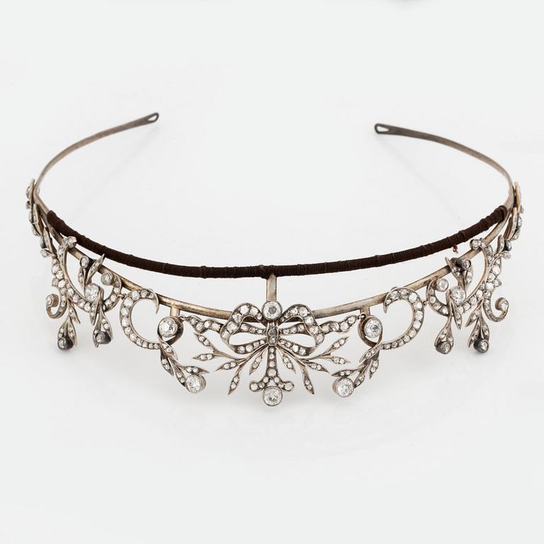 A tiara/necklace combination with old- and rose-cut diamonds.