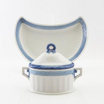 Arnold Krogh, service approx. 66 pcs "Blue Fan", Royal Copenhagen Denmark.