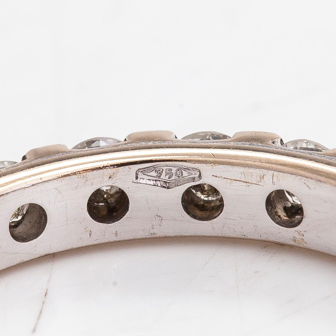 Ring, 18K guld helallians med briljantslipade diamanter, totalt ca 1.05 ct.