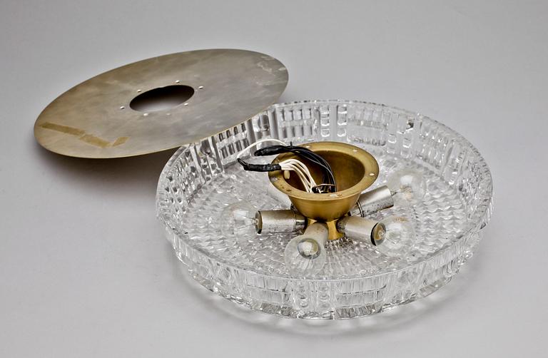 TAKLAMPA, glas, trol. Carl Fagerlund, Orrefors. 1900-talets andra hälft. H ca 10.