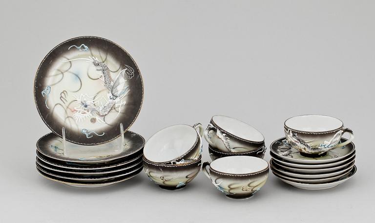 TEKOPPAR MED ASSIETTER, 12 delar, porslin, "Dragonware", Japan tidigt 1900-tal.