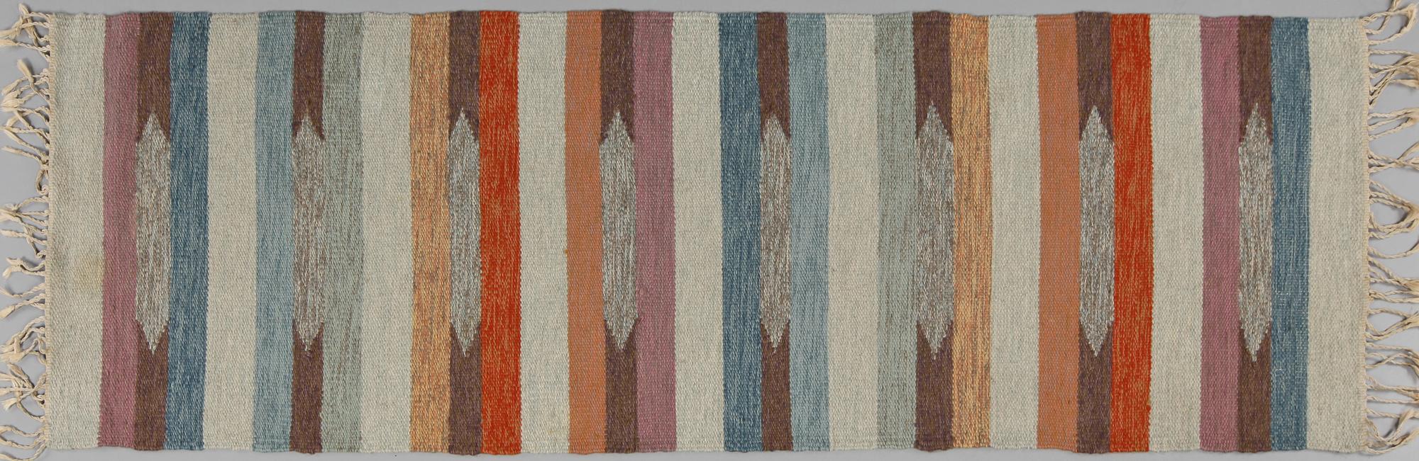GALLERIMATTOR, ett par, rölakan, 1900-talets andra hälft, vardera mäter 234 x 78 cm.
