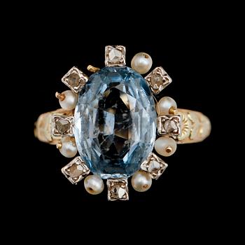 RING, guld, 1900-talets första hälft, med blå sten, pärlor och rosenslipade diamanter.