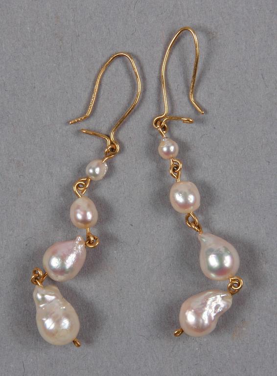 COLLIER samt ÖRHÄNGEN, pärlor och guld.