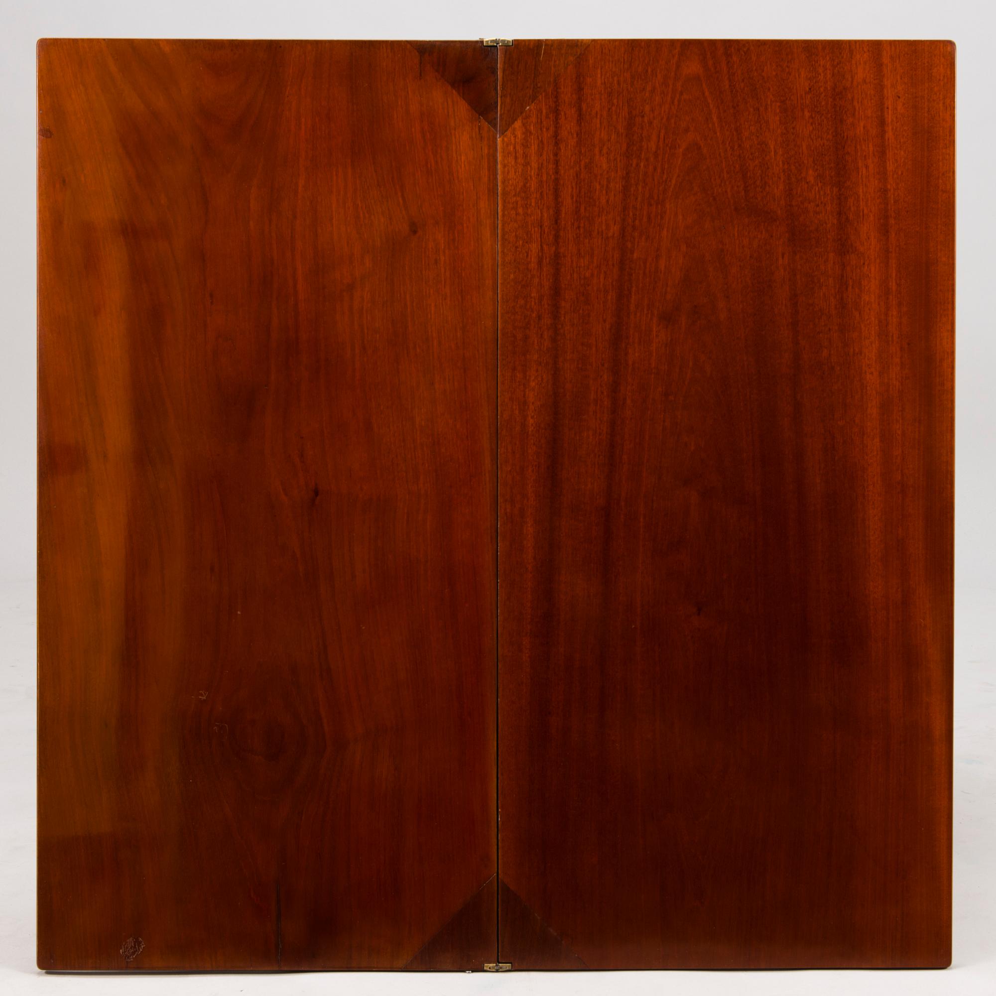 KUSTAVILAINEN PELIPÖYTÄ.